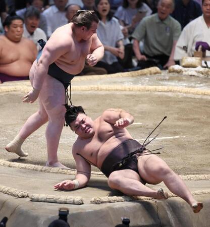 霧島（手前）が肩透かしで安青錦に敗れる