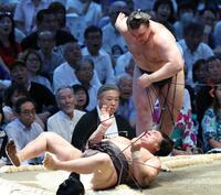 安青錦（右）が肩透かしで霧島を破る