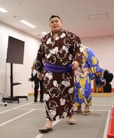 引き揚げる大の里（代表撮影）