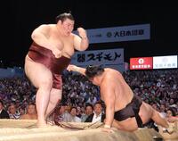 豊昇龍（右）を寄り倒しで破った熱海富士＝名古屋・ＩＧアリーナ（撮影・佐々木彰尚）