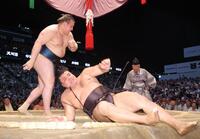 霧島（右）を肩すかしで破る安青錦（撮影・佐々木彰尚）