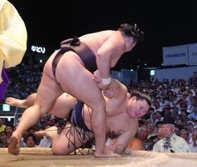 　大の里（右）をとったりで破る霧島（撮影・佐々木彰尚）