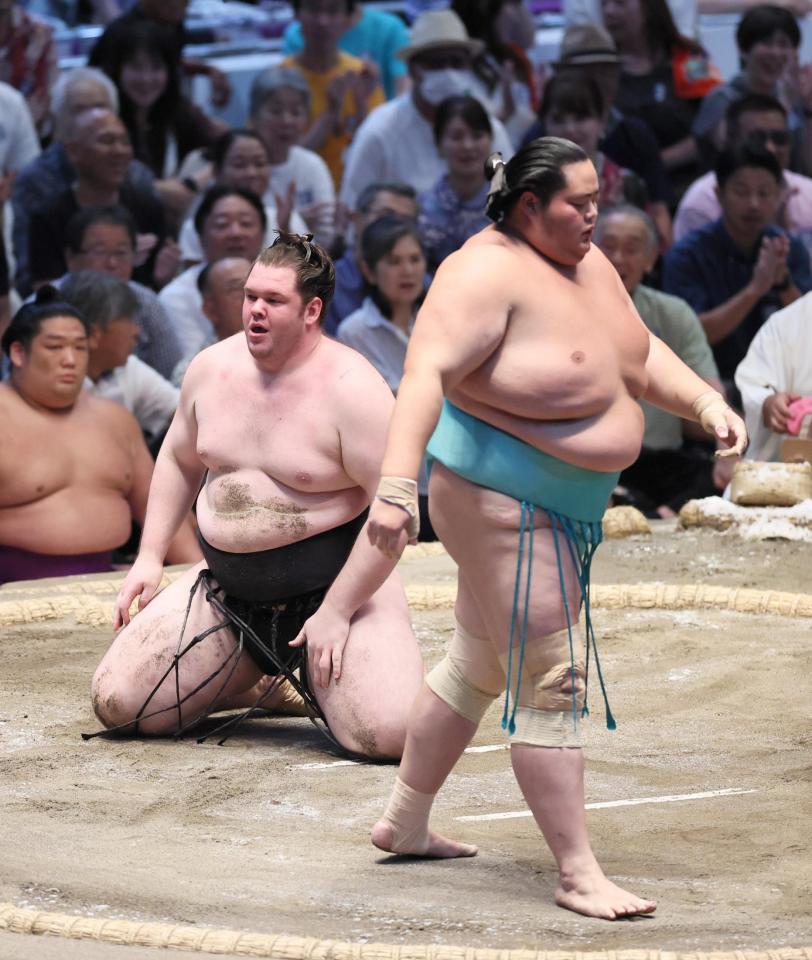 琴桜（右）に下手出し投げで敗れ、肩を落とす獅司