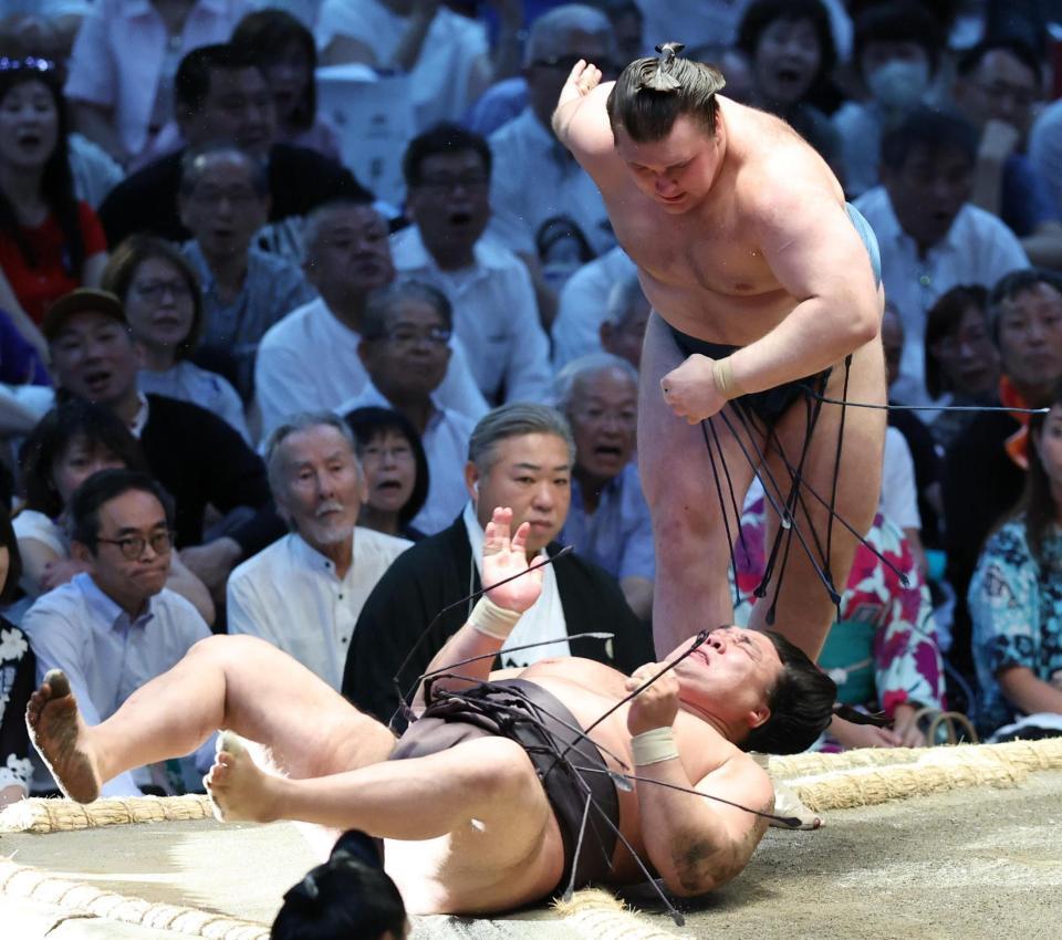 安青錦（右）が肩透かしで霧島を破る