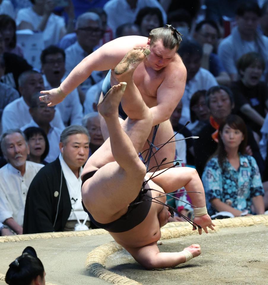 安青錦（奥）が肩透かしで霧島を破る