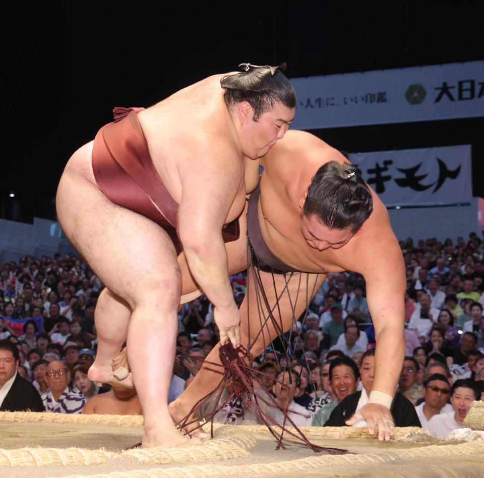 豊昇龍（右）を寄り倒しで破る熱海富士（撮影・佐々木彰尚）