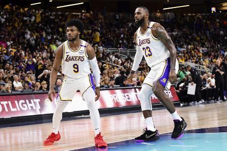 　コートに立つレブロン・ジェームズ（右）＝２０２４年１０月、パームデザート（ＮＢＡＥ・ゲッティ＝共同）