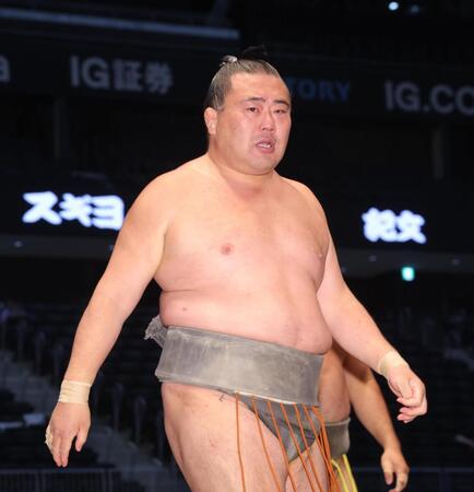 敗れた朝天舞（撮影・佐々木彰尚）