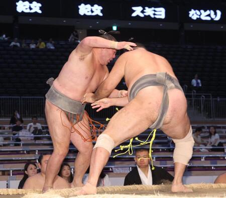 飛燕力（右）に押し出しで敗れた朝天舞（撮影・佐々木彰尚）