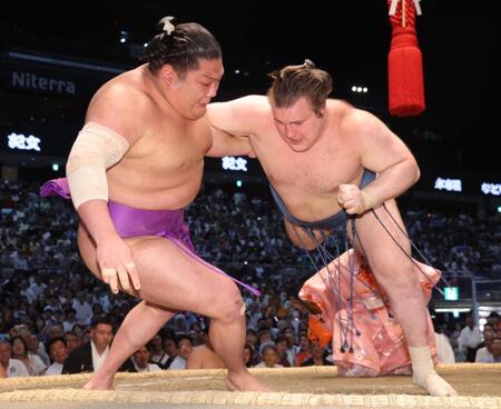 尊富士（左）を寄り倒しで下す安青錦（撮影・佐々木彰尚）