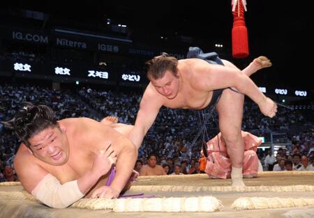 尊富士（左）を寄り倒しで下す安青錦（撮影・佐々木彰尚）