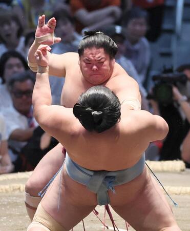 大栄翔（後方）が突き出しで琴勝峰を破る