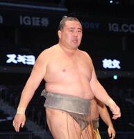 敗れた朝天舞（撮影・佐々木彰尚）