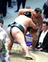 生田目（右）が寄り切りで錦木に敗れる　