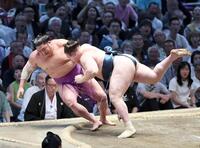 安青錦（右）が寄り倒しで尊富士を下す