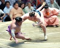 安青錦（右）が寄り倒しで尊富士を下す