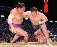 尊富士（左）を寄り倒しで下す安青錦（撮影・佐々木彰尚）