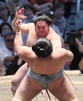 大栄翔（後方）が突き出しで琴勝峰を破る