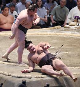 霧島（手前）が肩透かしで安青錦に敗れる