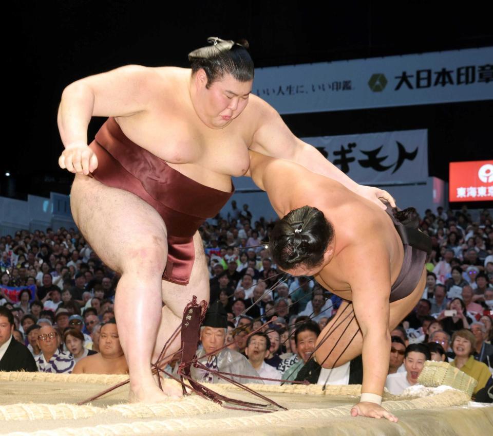 　豊昇龍（右）を寄り倒しで破る熱海富士（撮影・佐々木彰尚）