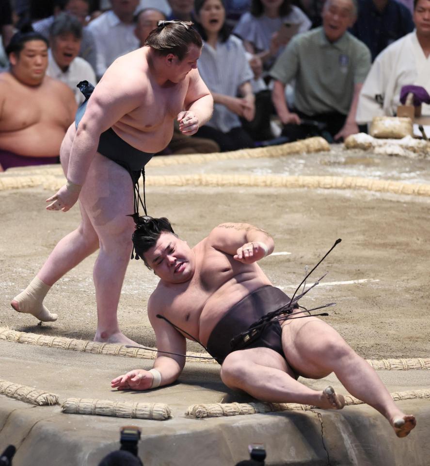 霧島（手前）が肩透かしで安青錦に敗れる
