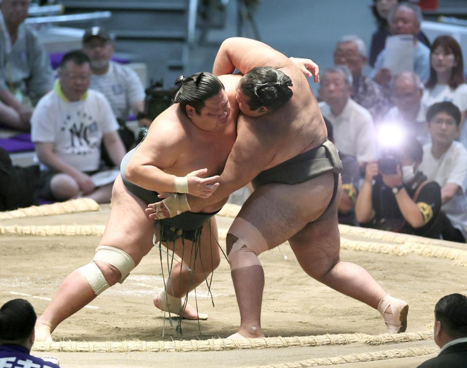 錦木（左）が寄り切りで生田目を下す