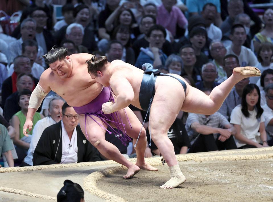 安青錦（右）が寄り倒しで尊富士を下す