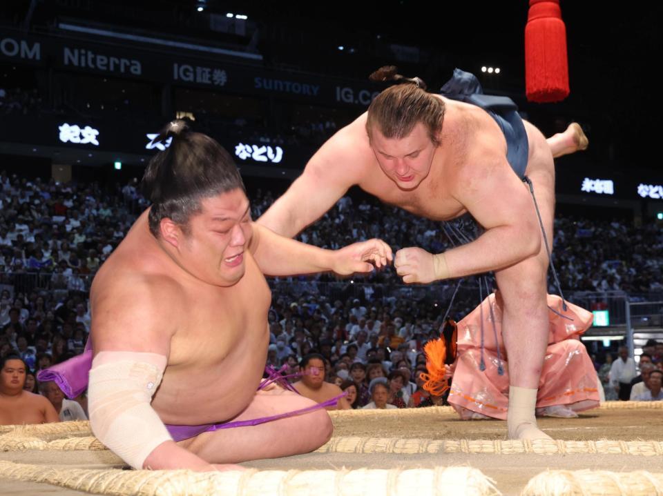 尊富士（左）を寄り倒しで下す安青錦（撮影・佐々木彰尚）