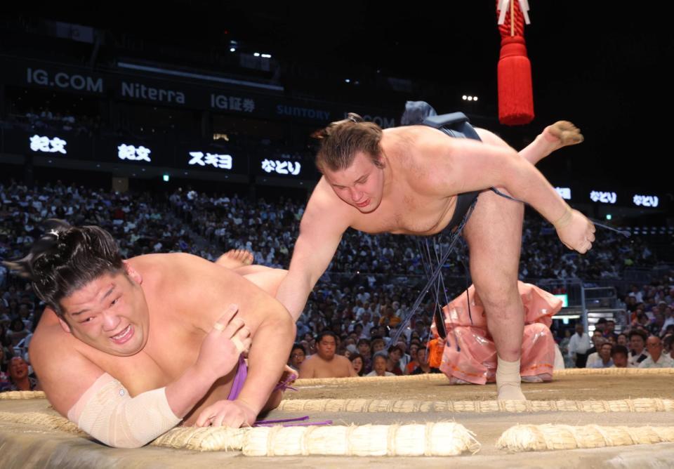 尊富士（左）を寄り倒しで下す安青錦（撮影・佐々木彰尚）
