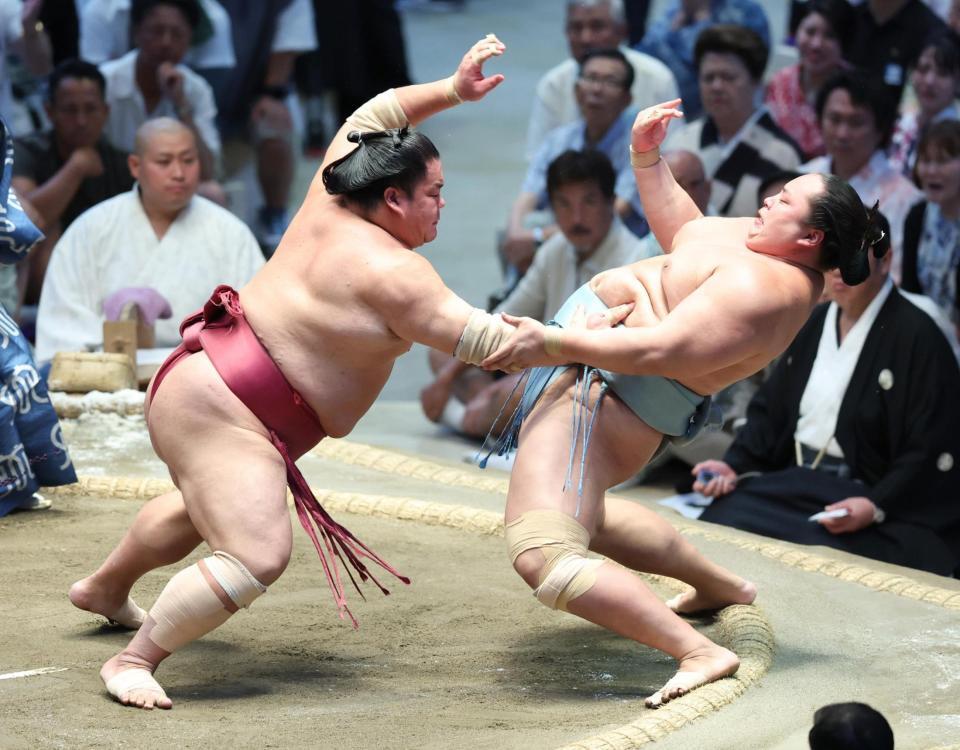 大栄翔（左）が突き出しで琴勝峰を破る