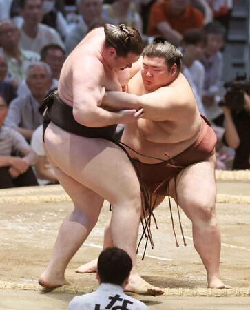 　熱海富士（右）が押し出しで獅司を下す（撮影・布藤哲矢）