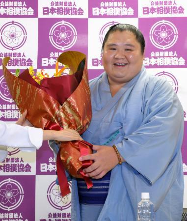　引退記者会見を終え、花束を手に笑顔の元幕内大翔丸＝２６日、ＩＧアリーナ