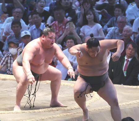 幕下優勝決定戦、旭富士（左）が寄り切りで若雅を下す