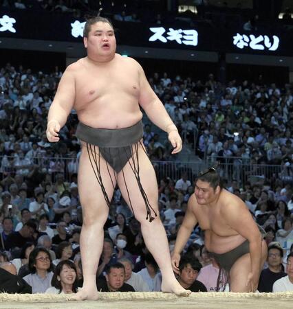 幕下優勝決定戦、若雅（右）を寄り切りで下した旭富士