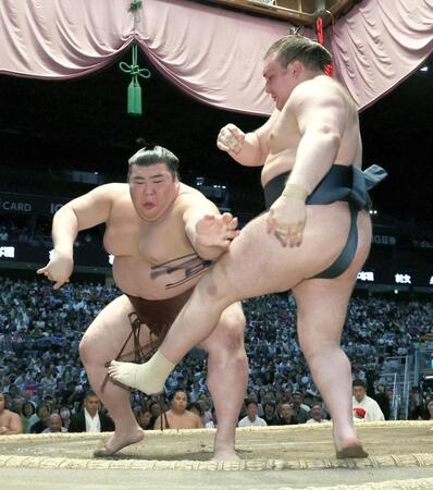 本割で熱海富士（左）が押し出しで安青錦を破る