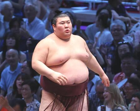 安青錦を押し出しで破った熱海富士