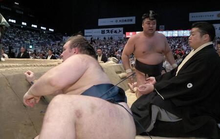 優勝決定ともえ戦、霧島（奥）を寄り切りで破った安青錦