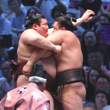 優勝決定ともえ戦、熱海富士（左）が寄り切りで霧島を破る