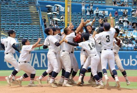 　春夏通じて初の甲子園出場を決め、マウンドで喜ぶ八王子実践ナイン＝神宮