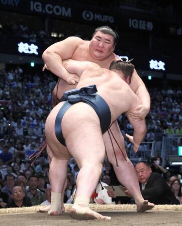 優勝決定ともえ戦、熱海富士（奥）が寄り切りで安青錦に敗れる