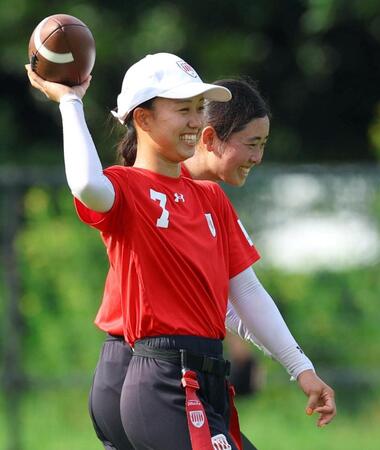 笑顔を見せる近江佑璃夏（左）と磐田千紘（撮影・石井剣太郎）