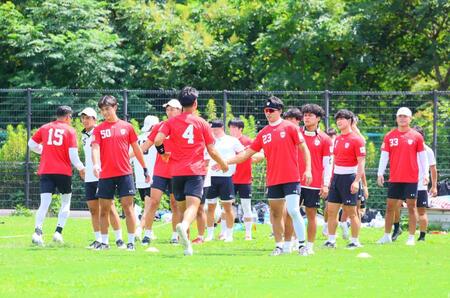 練習に臨むフラッグフットボール男子代表選手ら（撮影・石井剣太郎）
