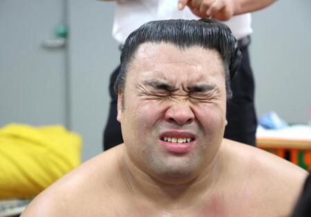優勝決定ともえ戦に敗れ、支度部屋で記者の質問に答える霧島