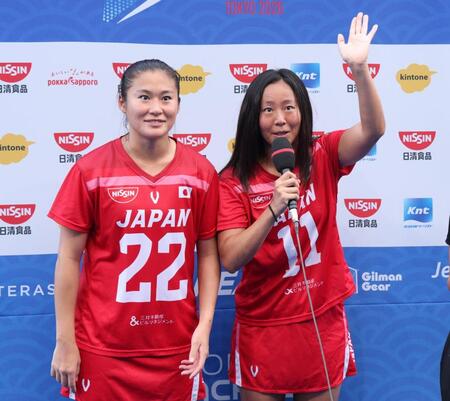 勝利を喜ぶ中沢こころ（右）、ねがい姉妹（撮影・金田祐二）