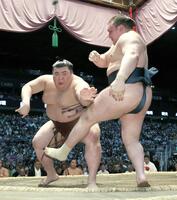 本割で熱海富士（左）が押し出しで安青錦を破る