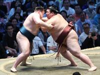 安青錦を攻める熱海富士（右）。押し出しで破る