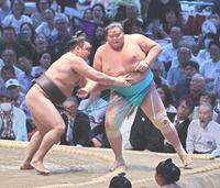 霧島（左）が寄り切りで琴桜を破る