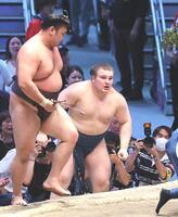 優勝決定ともえ戦、霧島（左）を寄り切りで破った安青錦