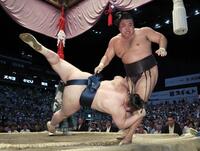優勝決定ともえ戦、安青錦（左）が寄り切りで霧島を破る