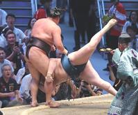 優勝決定ともえ戦、安青錦（右）が寄り切りで霧島を破る